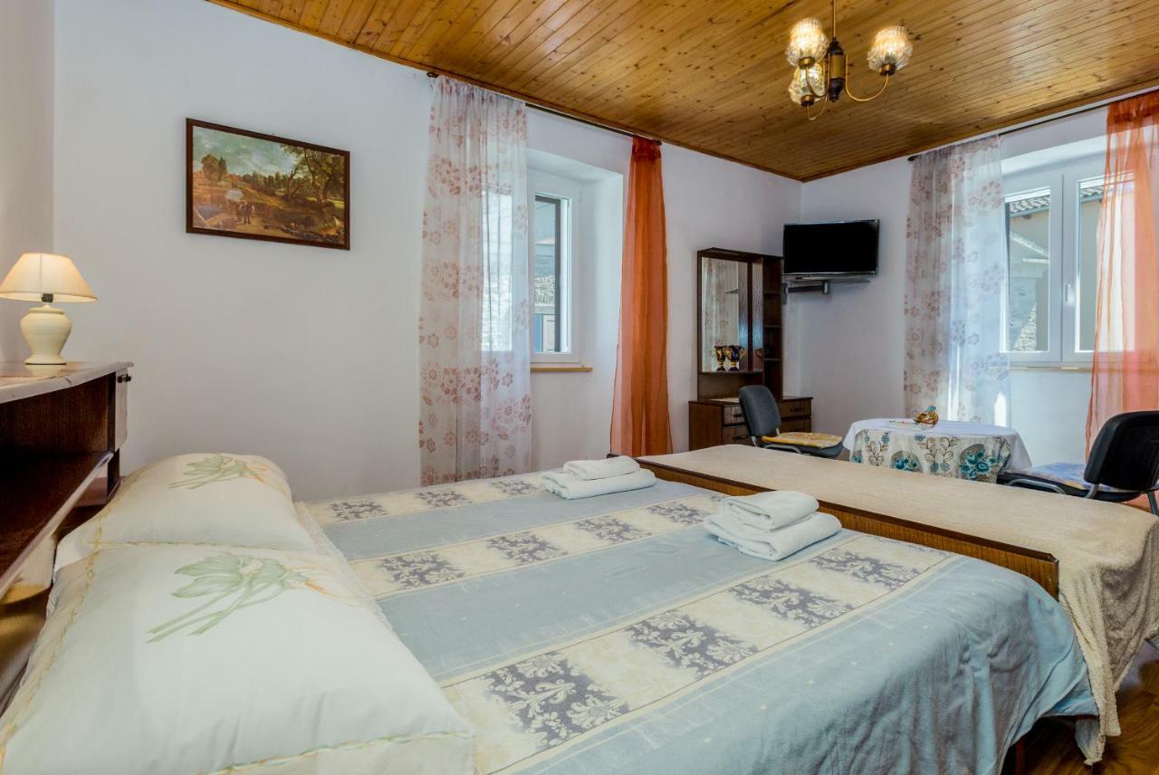 Guest House Robert I Mirna Bale Exteriér fotografie
